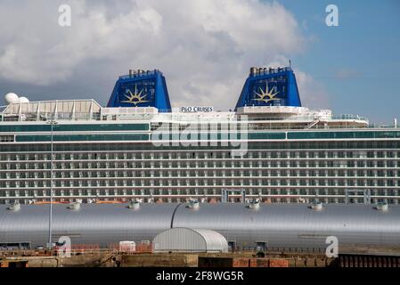 Southampton, England, Großbritannien. 2021. Das Schiff Britannia steht am Ocean Cruise Terminal im Hafen von Southampton während der Covid-Sperre Stockfoto