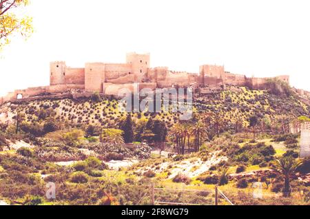 Die Zitadelle, das Schloss und die Mauern des Cerro de San Cristóbal in der spanischen Stadt Almería sind eines der wichtigsten andalusischen Denkmäler und Archäole Stockfoto