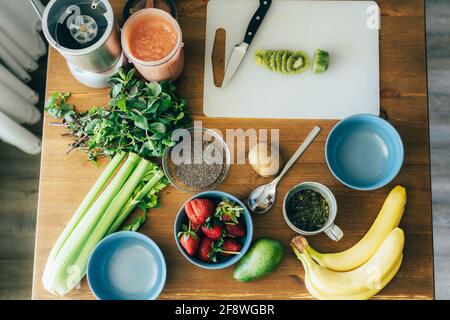 Zutaten für die Smoothie-Schüssel. Chia-Samenpudding, Obst auf Holztisch. Flach liegend, vegan gesund. Stockfoto