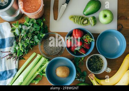 Sommer Essen Flatlay. Gesunde Ernährung. Obstsalat. Mixer mit vorgefertigten Smoothies. Stockfoto