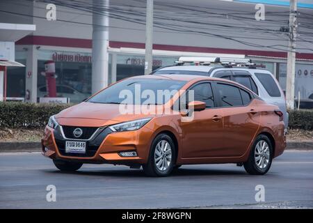 Chiangmai, Thailand - März 11 2021: Privater Öko-Wagen, neuer Nissan Almera. Foto auf der Straße Nr. 121 etwa 8 km von der Innenstadt von Chiangmai, thailand. Stockfoto