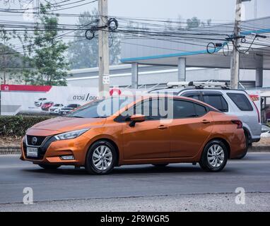 Chiangmai, Thailand - März 11 2021: Privater Öko-Wagen, neuer Nissan Almera. Foto auf der Straße Nr. 121 etwa 8 km von der Innenstadt von Chiangmai, thailand. Stockfoto