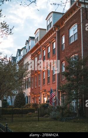 Reihenhäuser an der G St SW, Washington, DC. Stockfoto