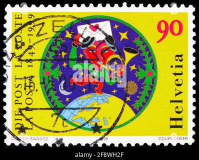 MOSKAU, RUSSLAND - 1. OKTOBER 2019: Briefmarke in der Schweiz zeigt Postman auf Globus, Post Serie, um 1999 Stockfoto