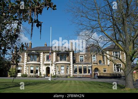 Außenansicht des Hauses von 1850 brinsworth, seit 1911 ein Altersheim für Theater- und Unterhaltungsfachleute, in twickenham, middlesex, england Stockfoto