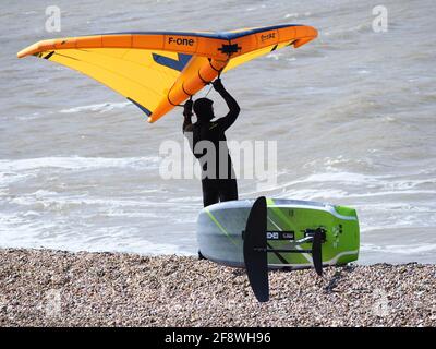 Sheerness, Kent, Großbritannien. April 2021. UK Wetter: Sonnig in Sheerness, Kent. Ein Mann versucht die neue Sportart der Tragflügeldrachen oder des "Flügelsurfens" oder "Flügelfolierung" - ein Hydrofoil-Board mit einem kleinen Drachen, den man direkt hält - anstatt die Kontrolle über mehrere Saiten und ein Geschirr wie beim traditionellen Kitesurfen zu haben. Kredit: James Bell/Alamy Live Nachrichten Stockfoto