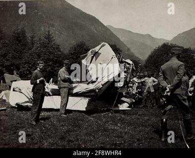 Der zerschmetterte Flieger der Letharter würdevoll auf 8.6.1917 Flugblättern des Plenners der Fliegergesellschaft 15 vor den Artilleriekästen in Brixen. Detailhören des Motors. . Stockfoto