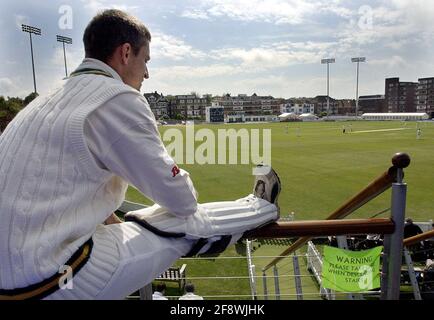 SESSEX V ZIMBABWE BEI HOVE 15/5/2003 3. MANN IN STUART CARLISLE LIMBIERT AM ANFANG DES SPIELS CRICKET BILD DAVID ASHDOWNCRICKET Stockfoto