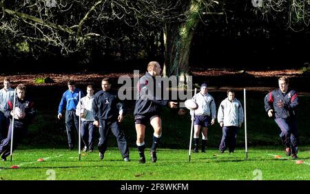 ENGLAND RUGBY TEAM TRAINING IM PENNYHILL PARK HOTEL 27/2/2002 BILD DAVID ASHDOWN. RUGBY Stockfoto