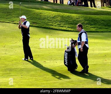 RYDER CUP 2002 BEIM GLOCKENTURM-FINALTAG FAITH CHIPS BIS ZUM 16. BEI SEINEM SPIEL MIT AZINGHER 29/9/2002 BILD DAVID ASHDOWN.RYDER CUP GLOCKENTURM 2002 Stockfoto