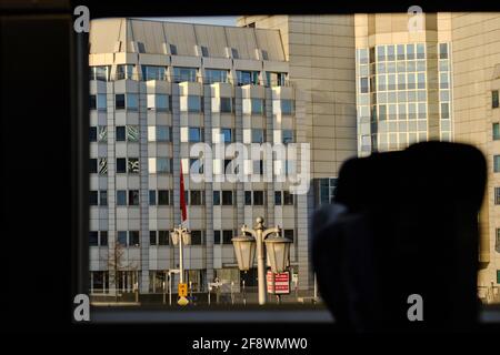 Berlin, Deutschland. April 2021. Das Gebäude der Botschaft der Volksrepublik China in der Bundesrepublik Deutschland im Bezirk Mitte, aus einem Fenster des fahrenden ICE 649 entnommen. Die chinesische Botschaft in Berlin ist der Sitz der diplomatischen Vertretung der Volksrepublik China in Deutschland. Quelle: Stefan Jaitner/dpa/Alamy Live News Stockfoto