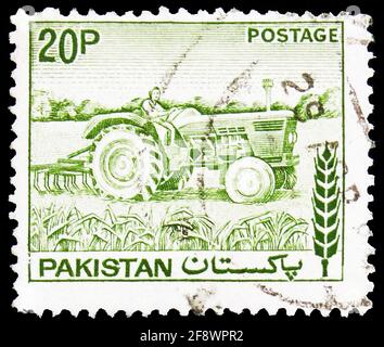 MOSKAU, RUSSLAND - 1. OKTOBER 2019: In Pakistan gedruckte Briefmarke zeigt Traktor, Agriculture Serie, 20 pakistanische Paisa, um 1979 Stockfoto