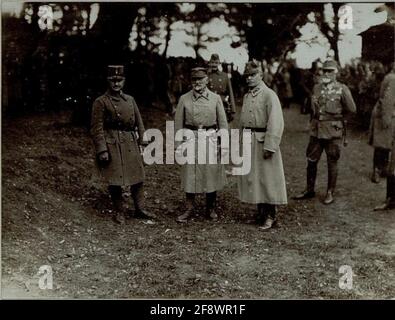 Petroleummeister Wenzel Freiherr von Wurm mit Mitgliedern der 16. Korpskommandos Anlässlich eines Besuches beim Obersten Befehlshaber Erzherzog Friedrich, direkt hinter FZM Wurm Oberst Franz Graf von Crenneville Stockfoto