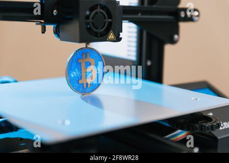 Bitcoin 3d-Drucker auf weißem Hintergrund Stockfoto