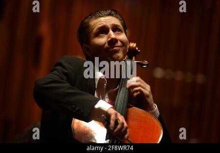 DAVID COHEN PROBT BEIM BARBICAN FÜR DIE GOLDMEDAILLE VON GUILDHALL. 14/5/02 PILSTON(Gewinner der Goldmedaille der Guildhall School of Music and Drama. Belgien. Jetzt im Alter von 22 Jahren zum Principal Cello des Philharmonia Orchestra, London ernannt) Stockfoto