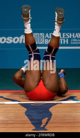 COMMONWEALTH GAMES MANCHESTER 31/7/2002 WOMANS GEWICHTHEBEN BIS ZU 53 KG DYANA ALTENOR VERSAGT EINEN AUFZUG WÄHREND DES SCHNAPPBILDES DAVID ASHDOWN.COMMONWEALTH SPIELE MANCHESTER Stockfoto