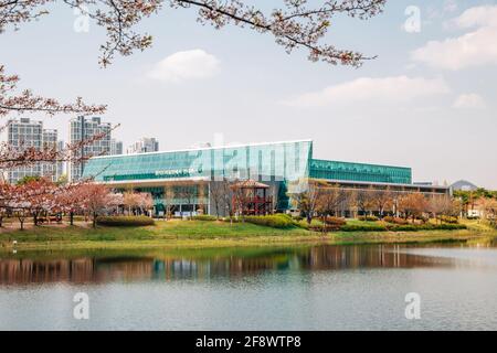 Ansan, Korea - 9. April 2021 : Hwarang Recreation Area Park Gyeonggi Museum of Modern Art im Frühjahr Stockfoto