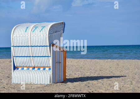 Einzelliege mit Blick auf die Ostsee Mit blauem bewölktem Himmel und einem Sandstrand in Heiligenhafen Stockfoto