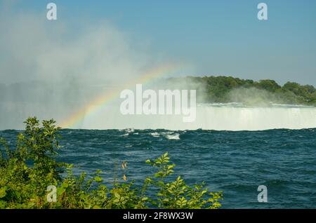 Blick über den Rand der kanadischen Niagarafälle mit Ein Regenbogen im Dunst der Wasserfälle Stockfoto