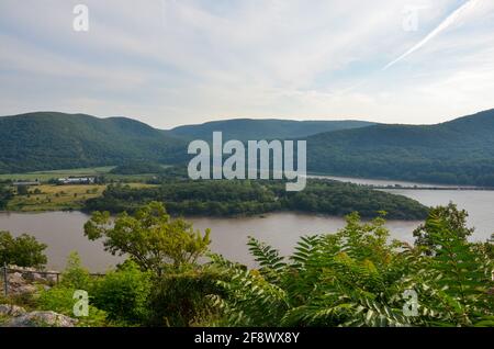Blick auf die Natur rund um den Hudson River mit Bergen Und Wälder bei sonnigem Wetter Stockfoto
