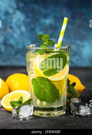 Lemonad im Glas am dunklen Tisch. Stockfoto