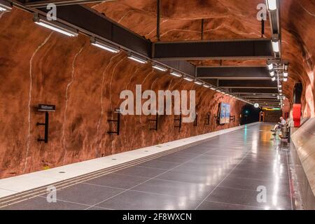 Stockholm, Schweden Juni 7 2019: U-Bahn-Station Radhuset mit Bahnsteig und orange-braun gemusterten Wänden und Höhlendecken Stockfoto