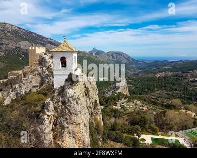 El Castell de Guadalest - Burg in Guadalest mit bewölktem Himmel Himmel Stockfoto