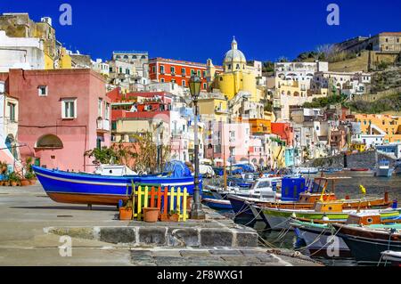 Charakteristisch, schön und romantisch, Marina Corricella ist das älteste Dorf von Procida, Italien. Stockfoto