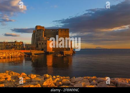 Castel dell'Ovo ist das älteste Schloss der Stadt Neapel und wurde auf einer kleinen Insel erbaut. Stockfoto