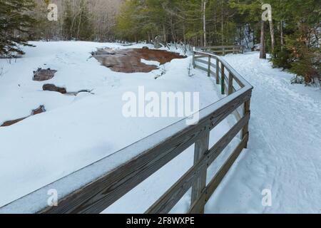 Table Rock am Flume Brook in der Flume Gorge in Franconia Notch, New Hampshire während der Wintersaison. Dieser Bach fließt durch die Schlucht. Stockfoto