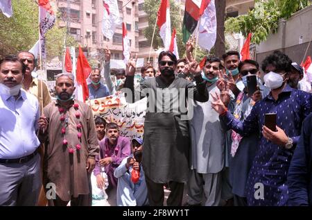 Pakistan. 15. April 2021: Mitglieder der Vereinigung paramedizinischer Mitarbeiter veranstalten am Donnerstag, dem 15. April 2021, im Hyderabad-Presseclub eine Protestdemonstration gegen die Nichtzahlung ihrer Gehälter. Kredit: Asianet-Pakistan/Alamy Live Nachrichten Stockfoto