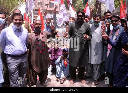 Pakistan. 15. April 2021: Mitglieder der Vereinigung paramedizinischer Mitarbeiter veranstalten am Donnerstag, dem 15. April 2021, im Hyderabad-Presseclub eine Protestdemonstration gegen die Nichtzahlung ihrer Gehälter. Kredit: Asianet-Pakistan/Alamy Live Nachrichten Stockfoto