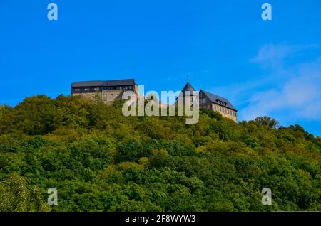 Blick auf die Festung Waldeck auf einem Berg am Edersee mit blauem Himmel im Hintergrund Stockfoto