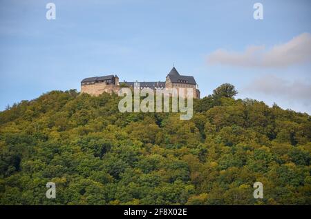 Blick auf die Festung Waldeck auf einem Berg am Edersee mit blauem Himmel im Hintergrund Stockfoto