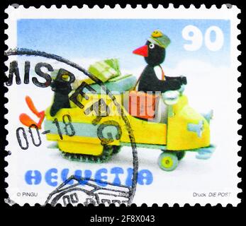 MOSKAU, RUSSLAND - 1. OKTOBER 2019: In der Schweiz gedruckte Briefmarke zeigt Papa & Pingu im Post-Schneemobil, Pingu Comics Character Serie, um 1999 Stockfoto