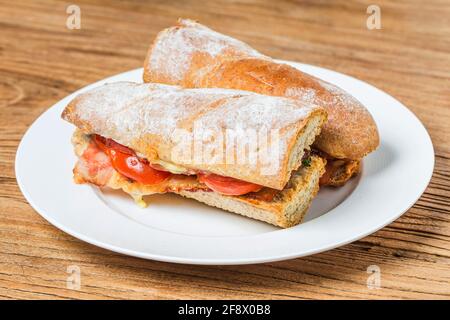 Open-Sandwich mit Schinken, Mozzarella und Tomaten auf Küchentisch, flachen Fokus Stockfoto