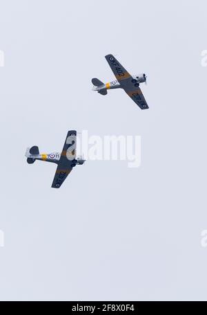 Leichtes Flugzeug mit Doppelcockpit, einem einzigen Frontmotor und Propeller Angetrieben mit hochgeklappten Vorderrädern, die geräuschvoll über pagham fliegen Harbor uk Stockfoto