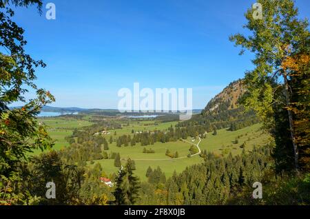 Blick vom Schloss Neuschwanstein auf die dahinterliegende flache Seenplatte Mit einem sonnigen, klaren blauen Himmel Stockfoto