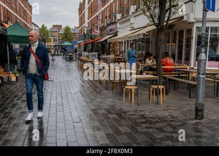 London, Großbritannien. April 2021. Straßencafés sind größtenteils aufgrund des Regens leer, aber durch Surge-Tests in Wandsworth, als Reaktion auf die Entdeckung der südafrikanischen Variante in der Region, wurde nicht geholfen. Kredit: Guy Bell/Alamy Live Nachrichten Stockfoto