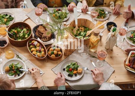 Blick auf den Esstisch mit verschiedenen Gerichten Für Feiertagsessen Stockfoto