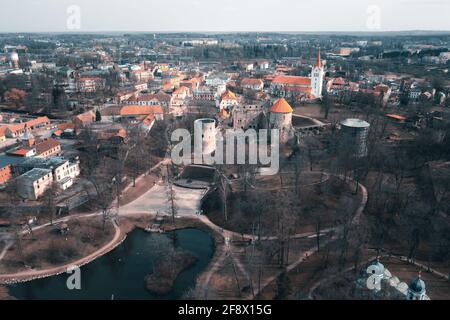 Thun Castle in Cesis von oben - fantastische Drohnenaufnahmen Stockfoto