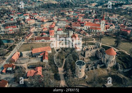 Thun Castle in Cesis von oben - fantastische Drohnenaufnahmen Stockfoto