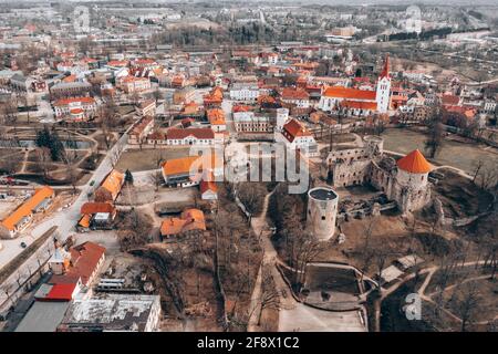 Thun Castle in Cesis von oben - fantastische Drohnenaufnahmen Stockfoto