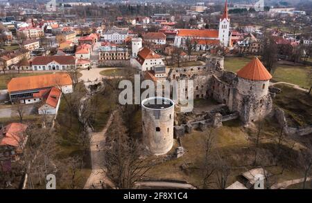 Thun Castle in Cesis von oben - fantastische Drohnenaufnahmen Stockfoto