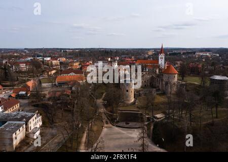 Thun Castle in Cesis von oben - fantastische Drohnenaufnahmen Stockfoto