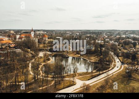 Thun Castle in Cesis von oben - fantastische Drohnenaufnahmen Stockfoto