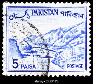 MOSKAU, RUSSLAND - 1. OKTOBER 2019: In Pakistan gedruckte Briefmarke zeigt Khyber-Pass, Country Views Serie, 5 pakistanische Paisa, um 1961 Stockfoto