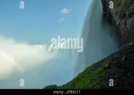 Blick hinter die kanadischen Niagarafälle und die Regenbögen im dunst der Wasserfälle im Hintergrund Stockfoto