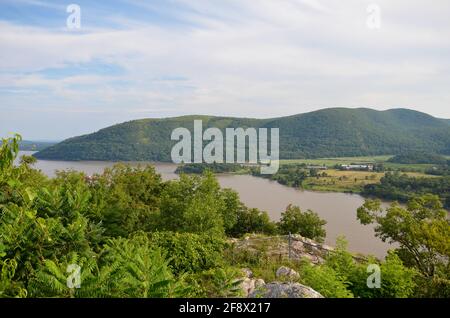 Blick auf die Natur rund um den Hudson River mit Bergen Und Wälder bei sonnigem Wetter Stockfoto