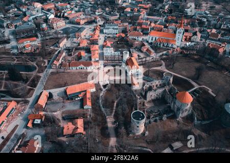 Thun Castle in Cesis von oben - fantastische Drohnenaufnahmen Stockfoto